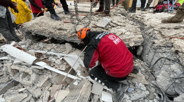 İlahiyatçı Nazif Ay'dan deprem alanındaki 'tekbir' sesleriyle ilgili yorum: Bu başlı başına bir cinayettir