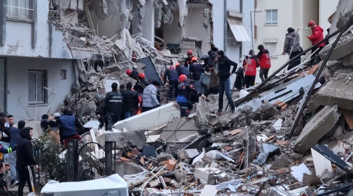 Gaziantep'te yıkılan bir apartmanın fenni mesulü ve şantiye şefi gözaltına alındı