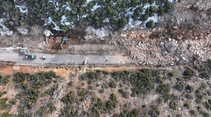 Kahramanmaraş merkezli depremler: Heyelanla kapanan yolda inceleme sürüyor