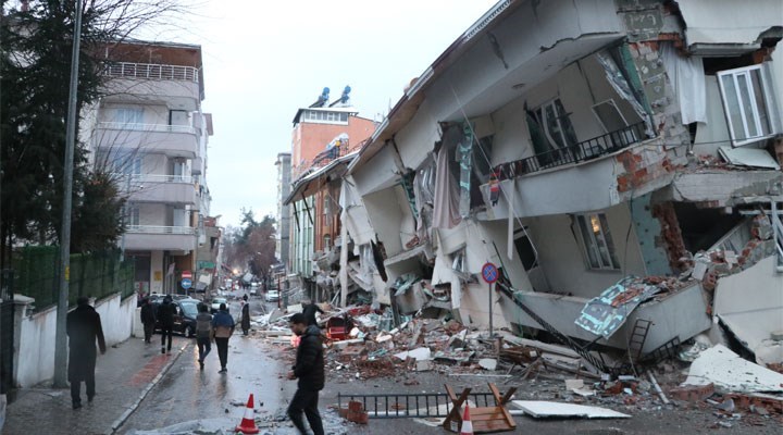 Depremlerin yıktığı Adana'da inşaatlar durduruldu