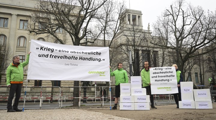 Greenpeace aktivistleri, Almanya’nın askeri harcamalarını artırmasını protesto etti