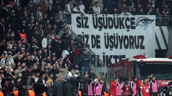Beşiktaş tribünlerinden bir kez daha 'Hükümet istifa' sesleri!