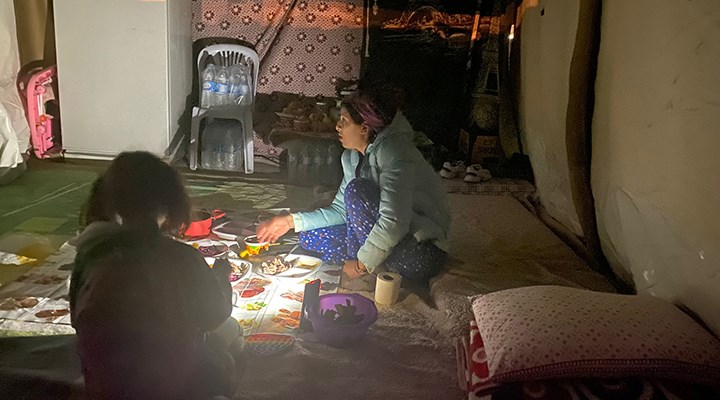 BirGün deprem bölgesinden bildiriyor: Sayaç takılmayan çadıra elektrik yok