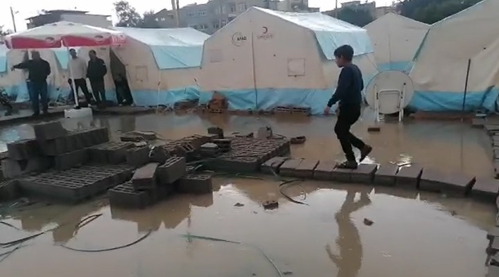 Hatay'da çadırkentleri su bastı, çadırlar kullanılamaz hale geldi