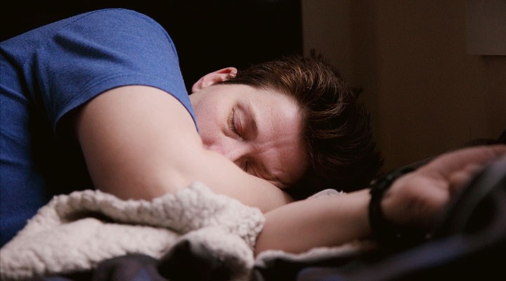 Araştırma: Geceleri 6 saatten az uyumak, erkeklerde aşıların etkisini azaltıyor