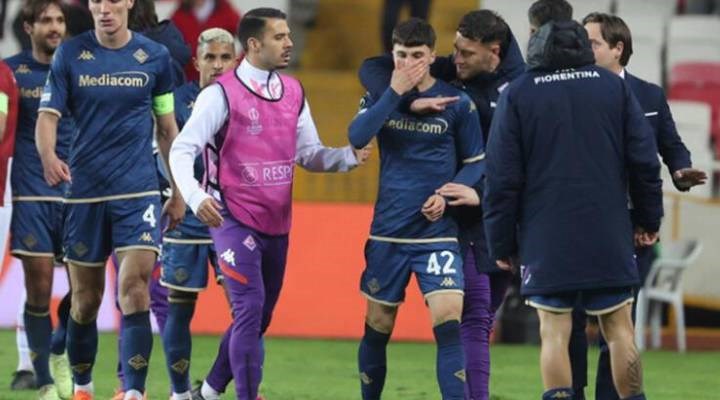 Sivasspor taraftarı Fiorentina'lı futbolcunun burnunu kırdı