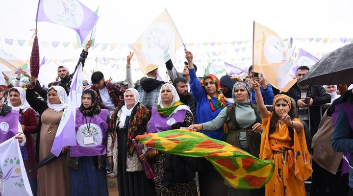 Mersin’de Newroz: “Bu sistemi tarihin çöplüğüne gömeceğiz”