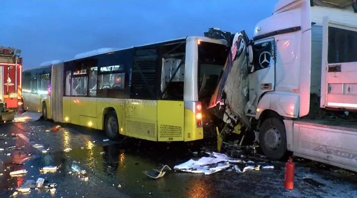 Tuzla'da TIR, yol bakım aracı ve İETT otobüsüne çarptı: Ölü ve yaralılar var