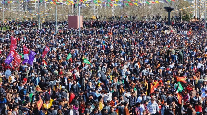 Diyarbakır'da Newroz kutlandı: Sancar'dan "Bu iktidarı göndereceğiz" mesajı