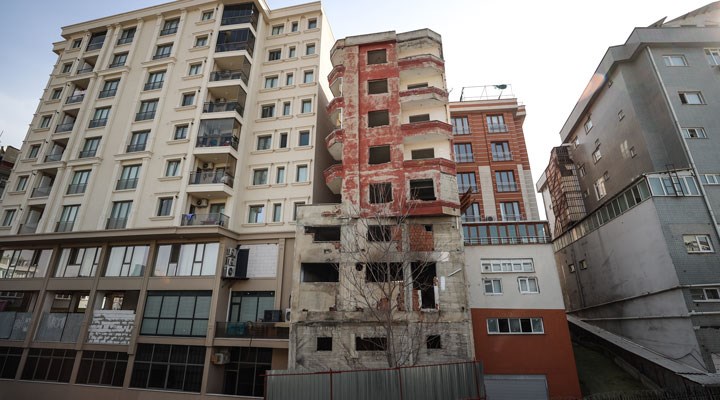Sosyal medyada gündem olan Bağcılar'daki binanın yıkımına başlandı