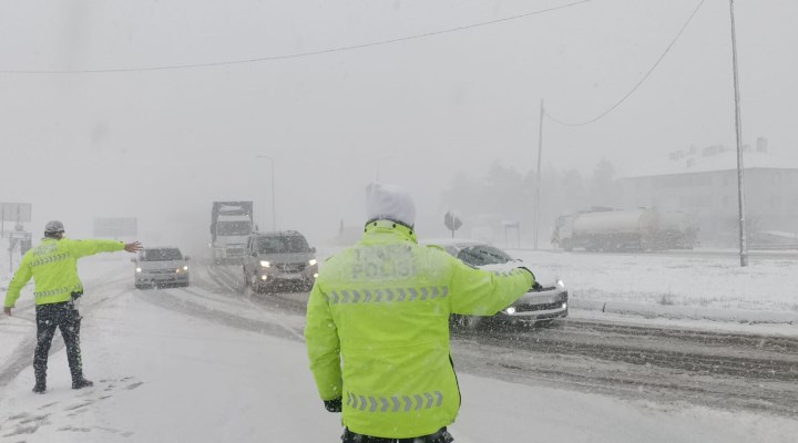 Kar yağışı etkisini artırdı: Bolu Dağı İstanbul istikameti trafiğe kapandı