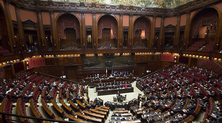 İtalya'da, aşırı sağcı iktidar partisi yabancı kelime kullanılmasını cezalandırmak için yasa teklifi verdi