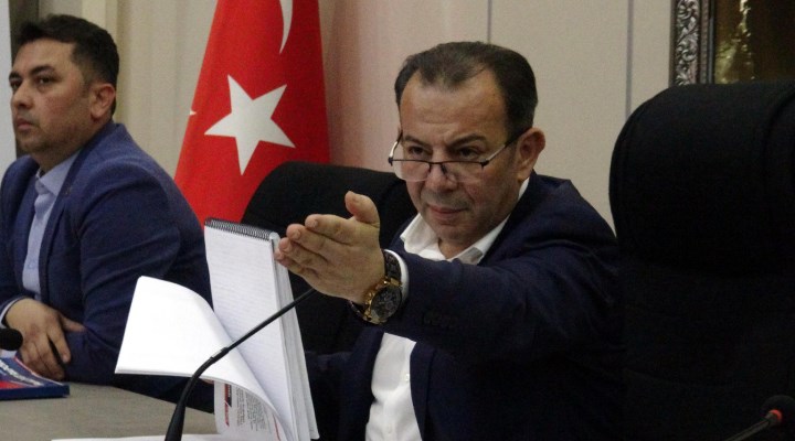 Tanju Özcan kendisine su şişesi fırlatan AKP’li meclis üyesini dışarı çıkarttı