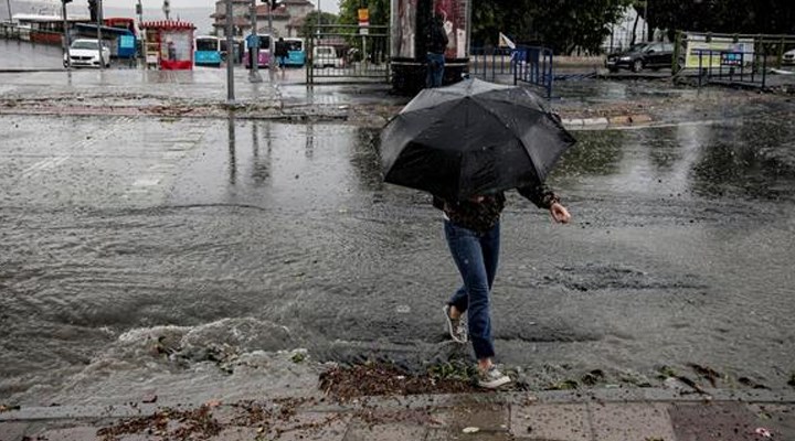 Meteoroloji'den çok sayıda kent için uyarı: Sağanak, fırtına ve toz taşınımı...