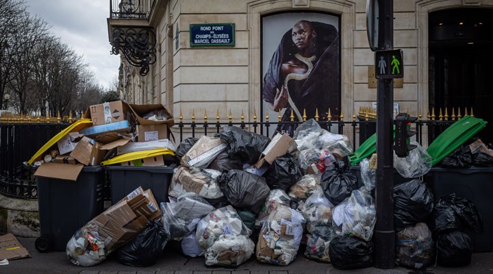Paris'te çöp toplayıcıları süresiz greve gidiyor