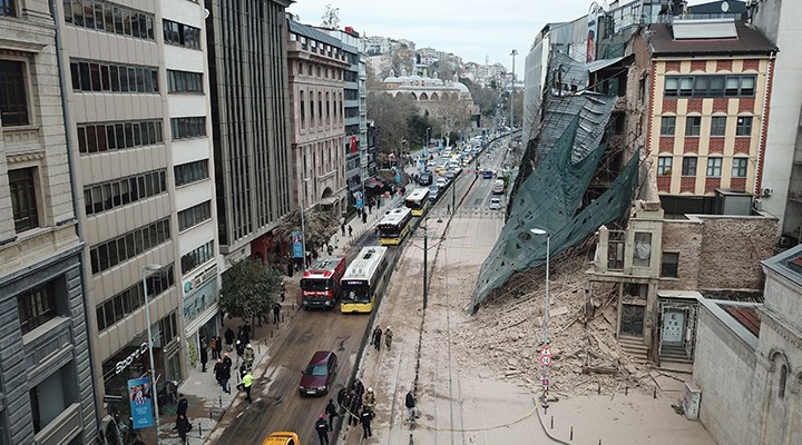 Karaköy'de yıkılma riski bulunan tarihi metruk bina çöktü