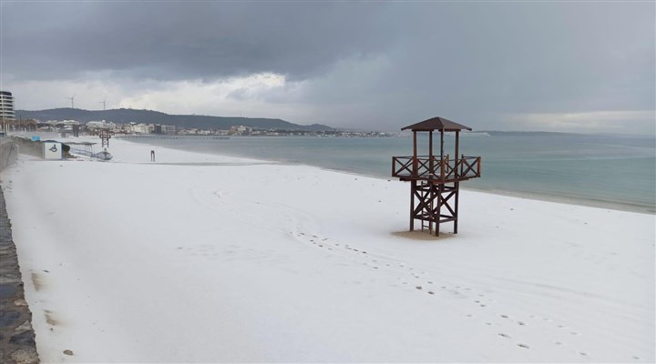 Nisan ayında dolu yağdı, Çeşme'de plajlar beyaza büründü