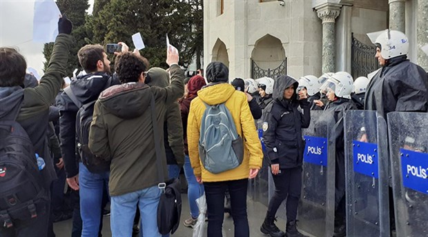 istanbul-universitesi-nde-indirimli-yemek-sinirlamasini-protesto-eden-ogrencilere-polis-mudahalesi-669840-1.