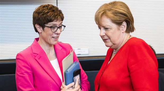 Almanya'da siyasi kriz büyüyor Merkel'in halefi istifa etti