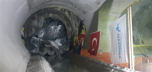 izmir-metro-tuneli-narlidere-istasyonu-ile-bulustu-778241-1.