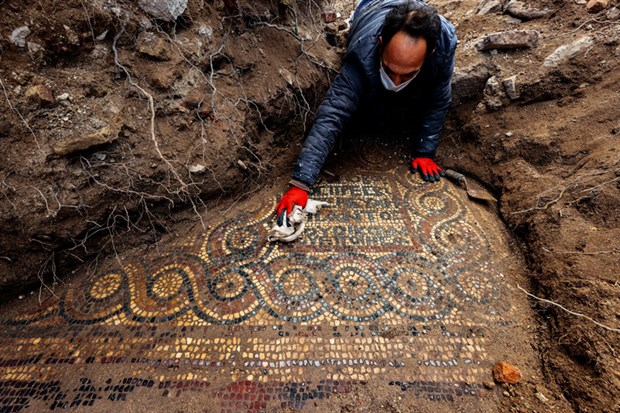 izmir-de-kacak-kazi-sirasinda-1500-yillik-mozaik-bulundu-860330-1.