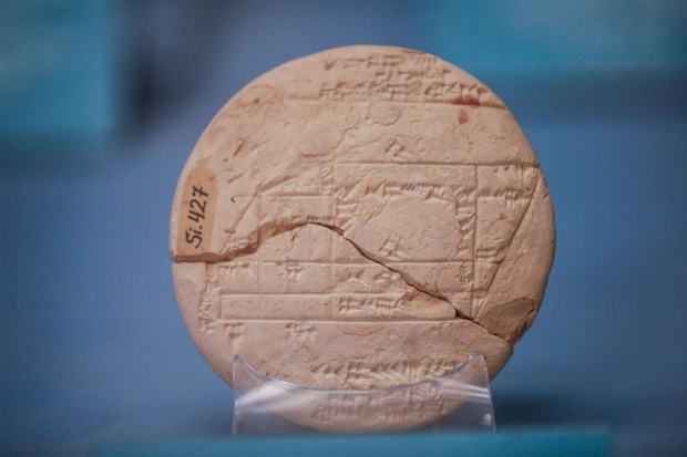 istanbul-arkeoloji-muzesi-nde-sergilenen-3-bin-700-yillik-kil-tablet-en-eski-uygulamali-geometri-ornegi-908348-1.