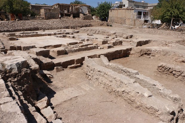 perre-antik-kenti-ndeki-kazilarda-sutun-ve-yazitlar-bulundu-919570-1.