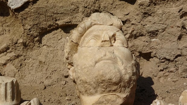 aydin-da-hadrianus-heykelinin-parcalari-bulundu-ciddi-bir-ziyaretci-akinina-sahit-olacagiz-919986-1.