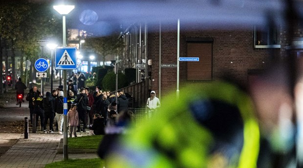 hollanda-da-covid-19-onlemleri-protesto-edildi-5-polis-yaralandi-40-kisi-gozaltina-alindi-946496-1.
