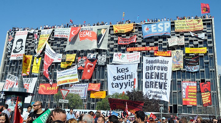 AKP tarafından atıl hale getirilmiş Atatürk Kültür Merkezi’ne pankartlar asılmıştı. (Depo Photos)