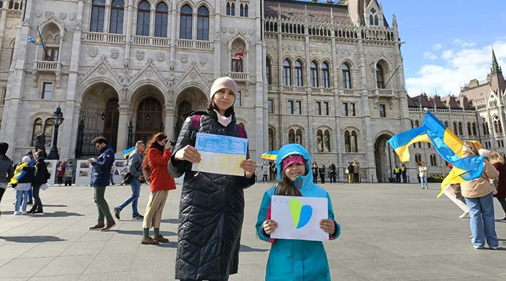 Bodnaryuk ve kızı, Macaristan’da savaş karşıtı eyleme katıldı. (BirGün)