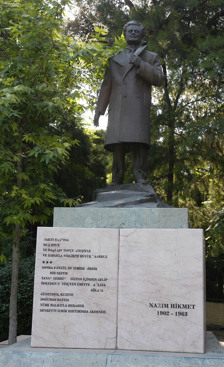 Nâzım Hikmet’in İzmir Kültürpark'ta bulunan heykeli.
