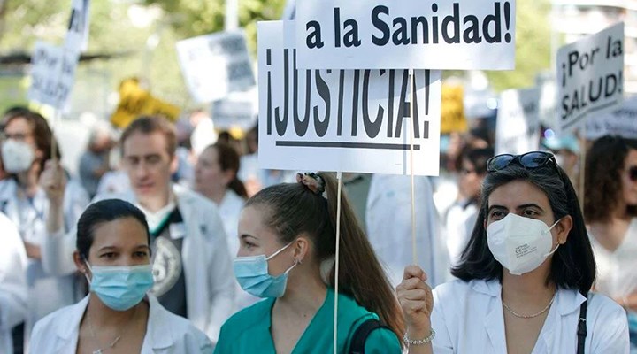 İspanya’da doktorların ve sağlık örgütlerinin geçen ay başlattığı süresiz iş bırakma grevi devam ediyor. (AA)