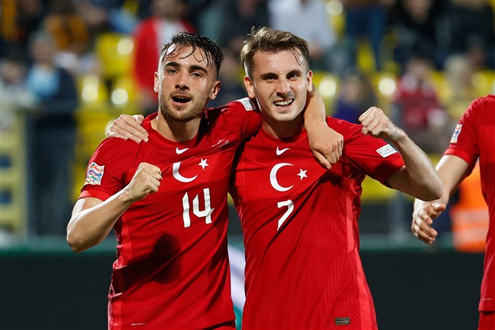 Yunus Akgün (solda) gol sevincini Muhammed Kerem Aktürkoğlu (sağda) ile paylaştı- AA