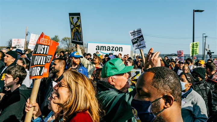 New York Staten Island’da Amazon işçileri sendika hakları için eylem yapmıştı.
