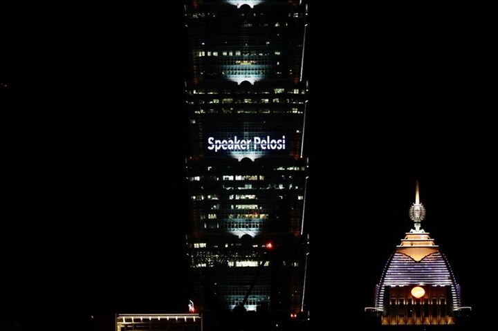 Pelosi'nin Tayvan ziyareti öncesi başkentteki Taipei 101 gökdeleni ışıklandırıldı