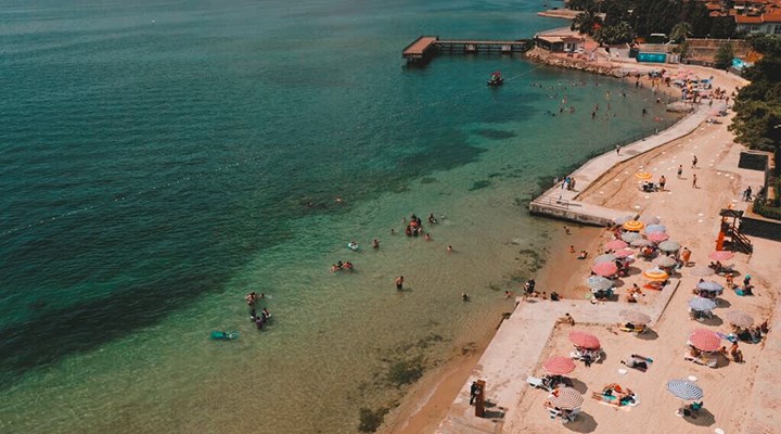 AKP’li Tuzla Belediyesi, tepkilerin ardından önceki gün plajın açılışını yaptı. (Fotoğraf: Tuzla Bld.)
