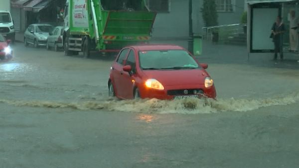 Fotoğraf: DHA/Beykoz'da yağmur nedeniyle yollar göle döndü