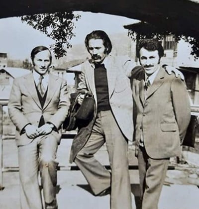 Ümit Kaftancıoğlu, öğretmen arkadaşları Osman Topal ve Nusret Ertürk ile Hopa Kemalpaşa’daki tarihi Taşköprü önünde (1976)