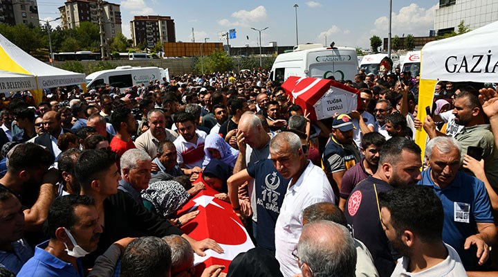 Antep’teki kazada ölen sağlık çalışanları ve muhabirler için tören düzenlendi. (Fotoğraf: AA)