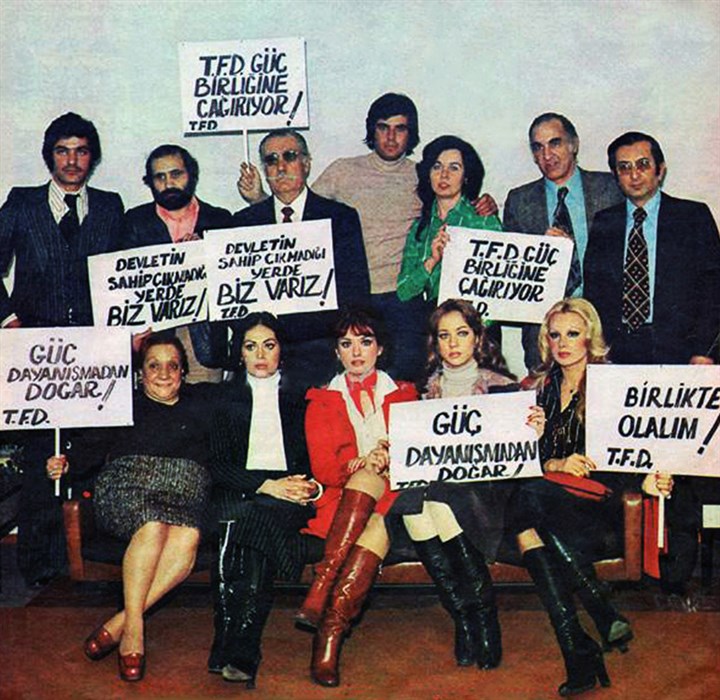 1975 yılında, Yeşilçam’ın set işçisi, oyuncusu, kameramanı, yönetmeni ve yapımcısını bir çatı altında toplamayı hedefleyen Türk Filmciler Derneği, İstanbul Saray sinemasında “güçbirliği” toplantısı yaptı. Toplantıya 1500'e yakın kişi katıldı.