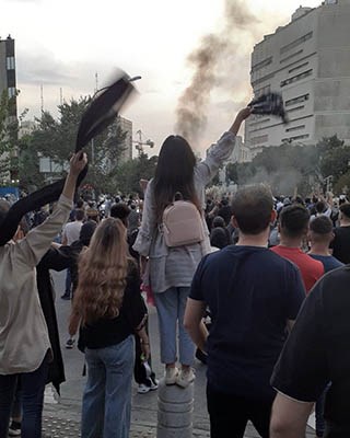 İran’da molla rejimine karşı kadınların eylemleri altıncı gününde de sürdü.