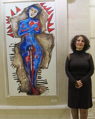 Ressam Ayla Aksoyoğlu, 'Ölüm Kültü' adlı tablosu önünde. (Fotoğraf: Mahmut Turgut)
