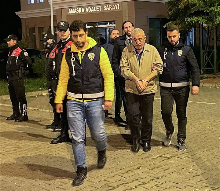 TTK Amasra Müessese Müdürü Cihat Özdemir (sağ 2) tutuklanarak cezaevine gönderildi/AA