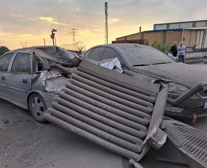 Park halindeki araçlarda hasar oluştu. (Fotoğraf:İHA)