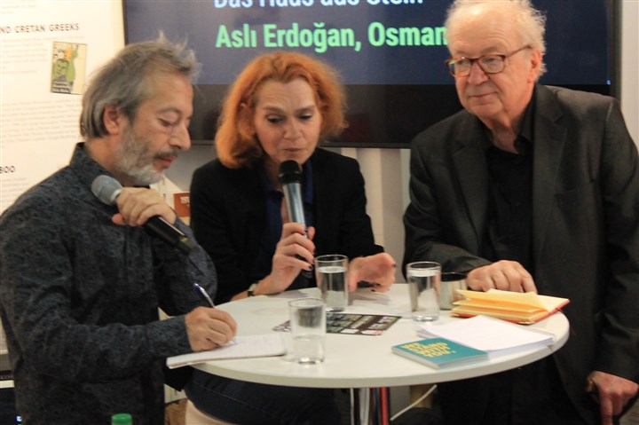 Osman Okkan geçtiğimiz yıl Frankfurt Kitap Fuarı'da, bir süredir Almanya'da yaşayan Aslı Erdoğan'la...