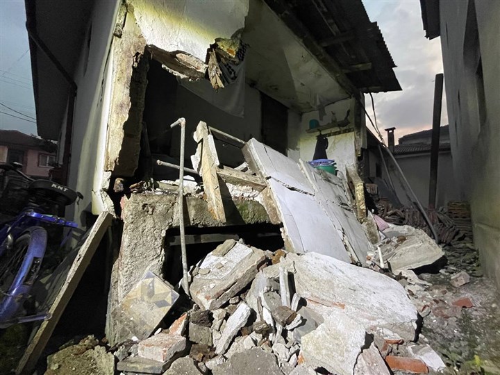 Deprem nedeniyle Düzce Gölyaka'da Çay Mahallesi'ndeki bazı evlerde hasar meydana geldi.