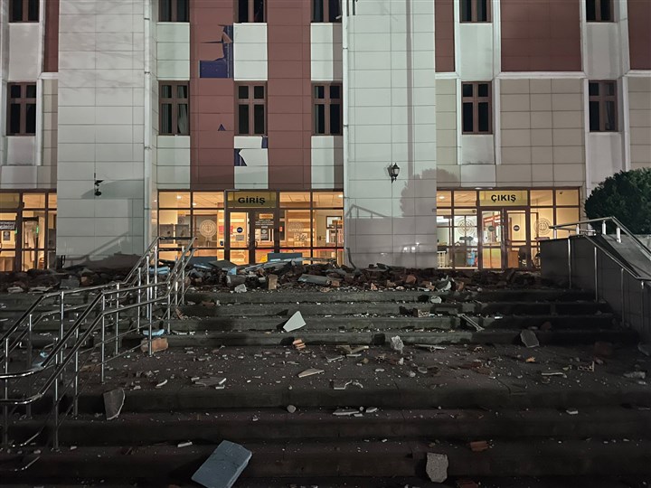 Depremde Düzce Adliyesi hasar gördü. (AA)