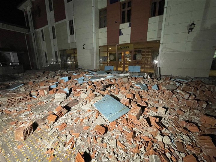 duzce-merkezli-deprem-istanbul-ankara-ve-bircok-kentten-hissedildi-1091198-1.