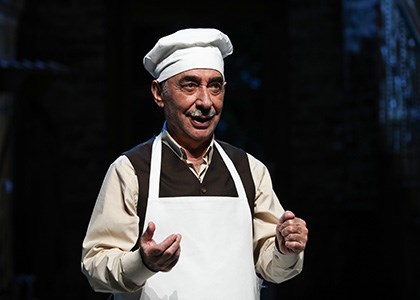 Oyunda aşçı Lütfü Usta’yı canlandıran sanatçı Şener Şen 45 yıl sonra yine aynı rolde.